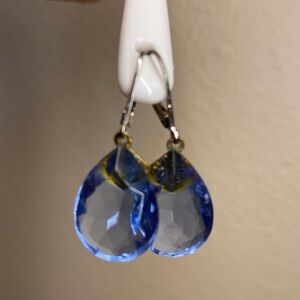 💙 Vintage Faceted Blue Crystal Drop Earrings | Leverback | Gold Tone Accents